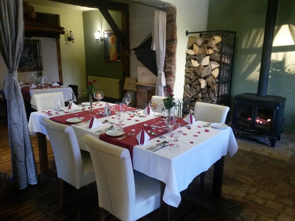 Barock Restaurant & Pension Topolcany Exterior photo