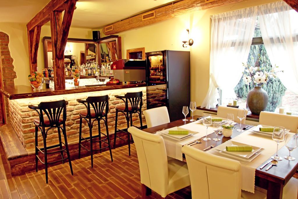 Barock Restaurant & Pension Topolcany Exterior photo