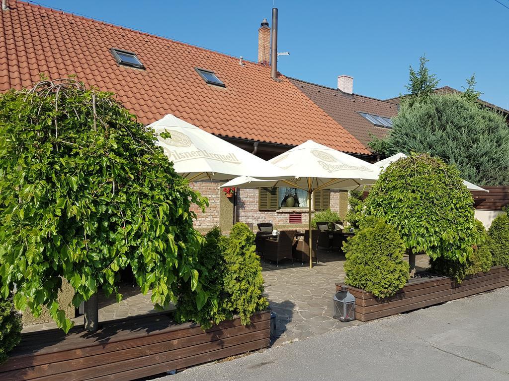 Barock Restaurant & Pension Topolcany Exterior photo